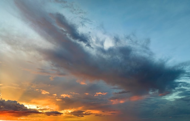 Cumulonimbus se formant avant l'orage sur le ciel du soir Changeant le temps de cloudscape orageux au coucher du soleil