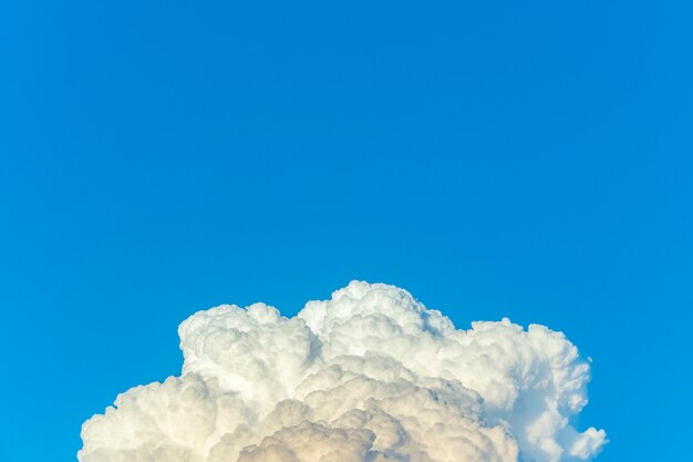 Cumulonimbus le soir et ciel bleu