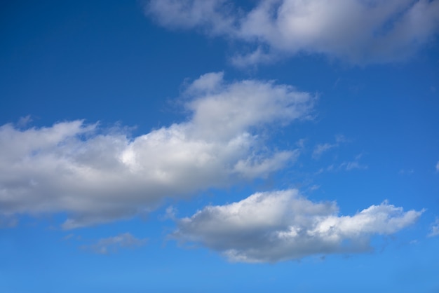 Cumulus blanc ciel été bleu