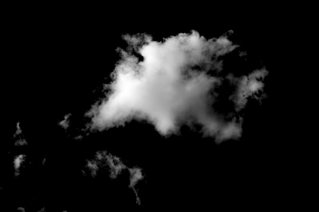 Cumulus blanc isolé sur fond noir