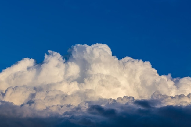 Cumulus blanc solide avec bord avant sombre