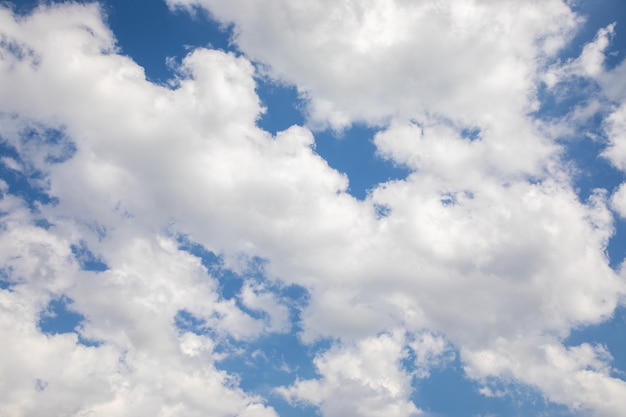 Cumulus blancs sur ciel bleu