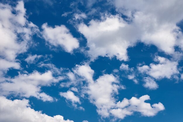 Cumulus blancs dans le ciel bleu beau fond de cloudscape