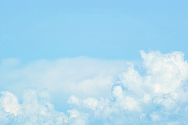 Cumulus blancs dans le ciel bleu