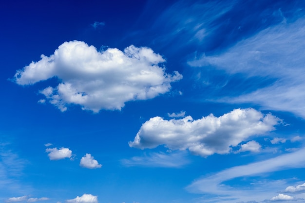 Les cumulus blancs sur fond de ciel bleu phénomène naturel