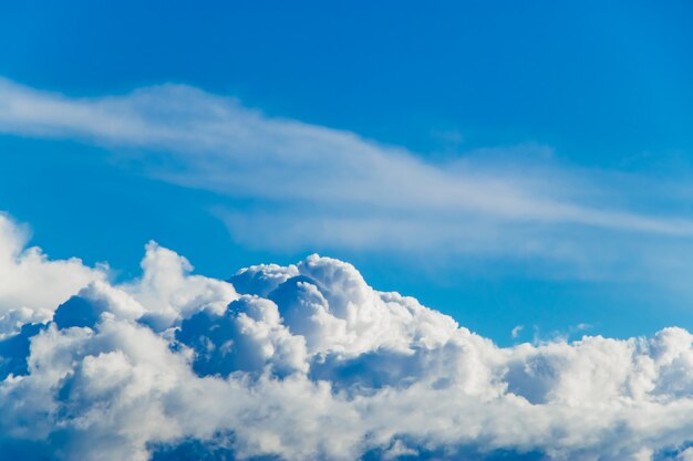 Cumulus blancs moelleux contre un ciel bleu.