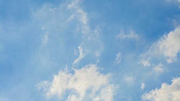 Cumulus avec ciel bleu par une journée ensoleillée Belle cloudscape comme panorama de fond de nature