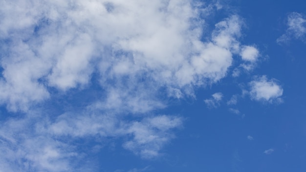 Cumulus avec ciel bleu par une journée ensoleillée d'été Belle cloudscape comme fond de nature