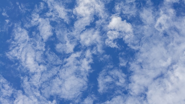 Cumulus avec ciel bleu par une journée ensoleillée d'été