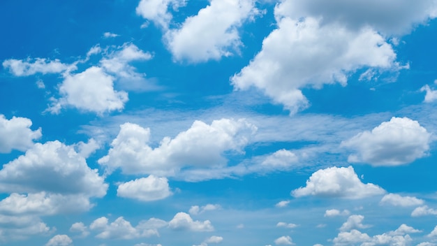 Cumulus dans le ciel bleu