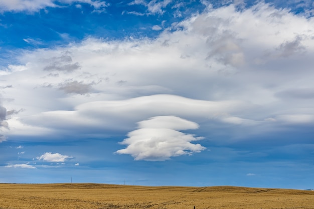 cumulus dans le ciel bule au-dessus du pays en saison d'automne.