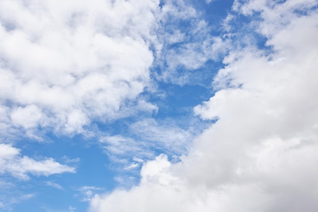 Photo cumulus sur fond de ciel bleu pour bannière