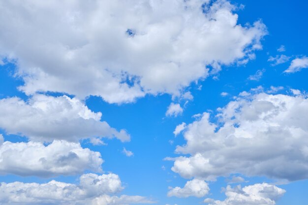 Cumulus de fond contre un ciel bleu éclairé par la lumière du soleil