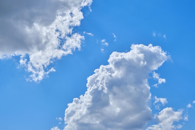 Cumulus de fond contre un ciel bleu éclairé par la lumière du soleil