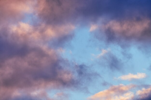 Cumulus moelleux dans une belle couleur pourpre et rose