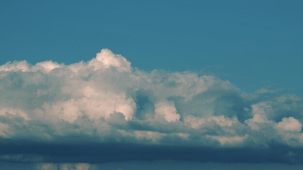 Cumulus nuage cloudscape b roule ciel bleu et nuage gris ciel bleu d'été nuages blancs à l'arrière-plan