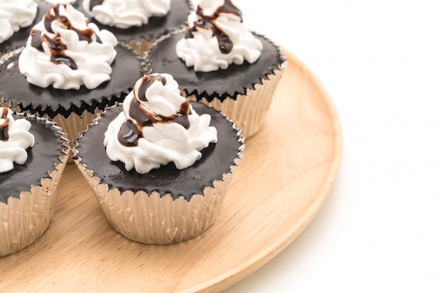 cup cake au chocolat avec crème fouettée