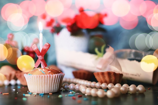 Cupcake d'anniversaire avec un bokeh de bougie