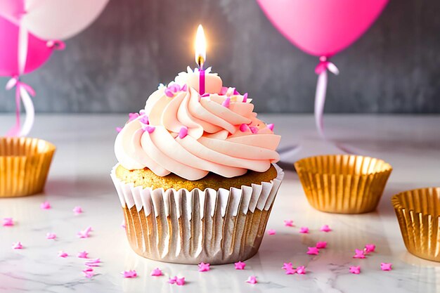 Cupcake d'anniversaire frais avec des bougies allumées sur fond blanc