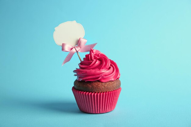 Cupcake d'anniversaire avec place pour texte sur fond bleu