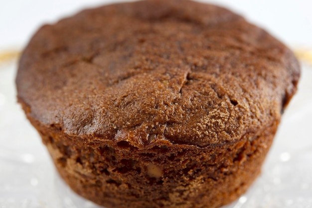 Cupcake au cacao dans une plaque de verre