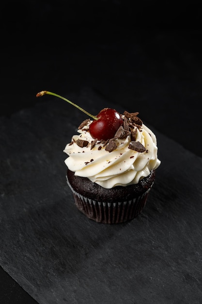 Cupcake au chocolat avec cerise