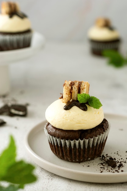 Cupcake au chocolat avec crème au beurre à la vanille. Dessert sucré pour le petit déjeuner.