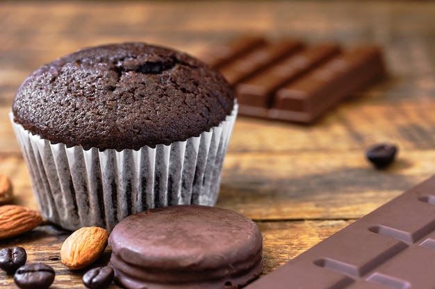 Cupcake au chocolat avec morceaux de chocolat aux amandes sur plancher en bois concept de boulangerie dessert fait maison