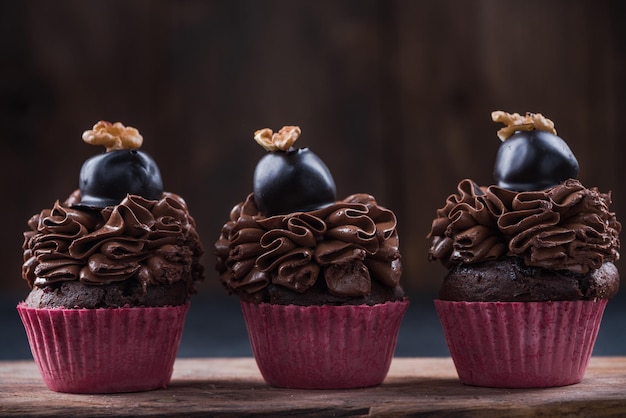 Cupcake au chocolat noir sur planche de bois