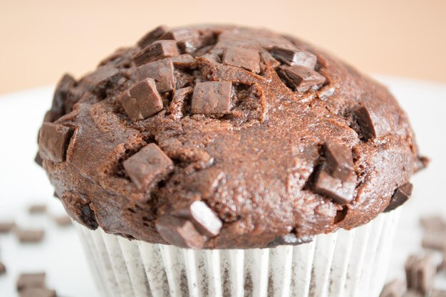 Un cupcake au chocolat recouvert de miettes de chocolat