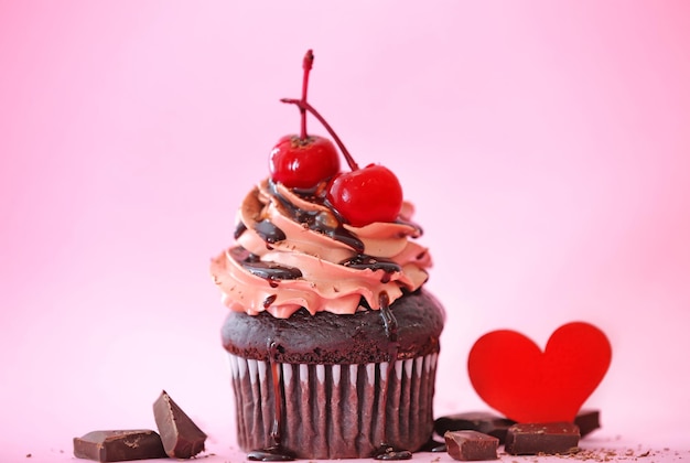 Cupcake au chocolat savoureux pour la Saint-Valentin sur fond rose