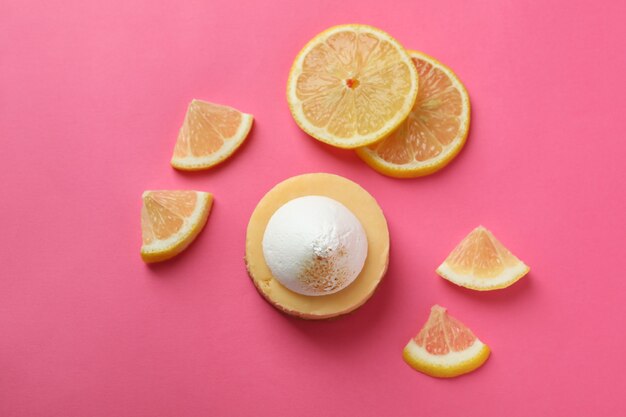 Cupcake au citron et tranches de citron sur fond rose