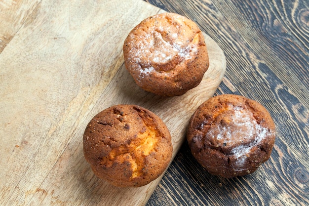 Cupcake au fromage cottage frais sur une table en bois