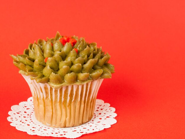 Cupcake au thé reen gastronomique sur fond rouge.