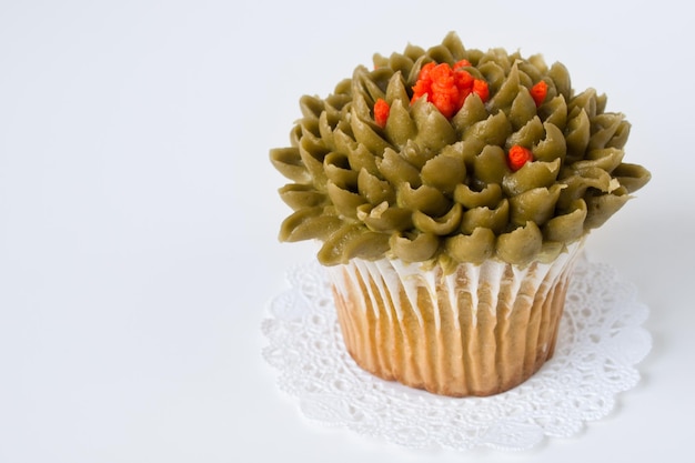 Cupcake au thé vert gastronomique sur fond blanc.