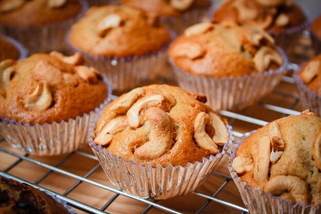 Cupcake aux bananes fraîchement cuit