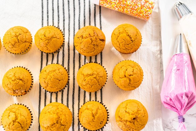 Cupcake aux épices à la citrouille fraîchement cuit sur une serviette de cuisine.