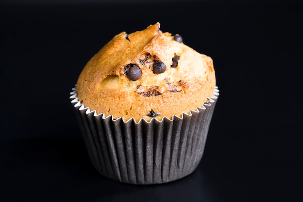 Cupcake de blé avec des morceaux de chocolat, gros plan de nourriture pour les desserts, cupcake sucré frais et doux avec l'ajout de morceaux de chocolat au lait