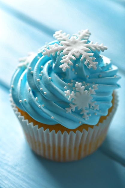 Cupcake bleu sur fond de bois