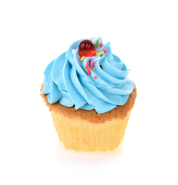 Cupcake bleu isolé sur fond blanc
