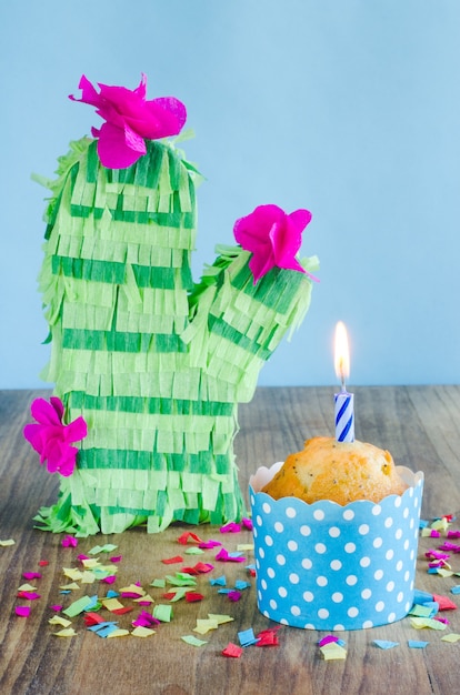 Cupcake avec une bougie et cactus piniata