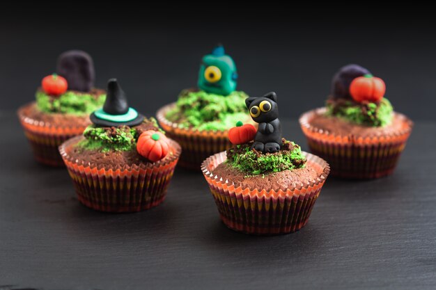 Cupcake de brownies fantaisie coloré de Halloween Holiday Food avec fondant décorer