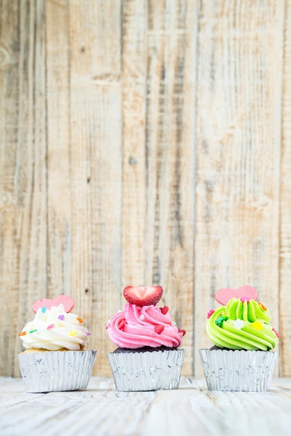 Photo cupcake coloré sur fond vintage bois