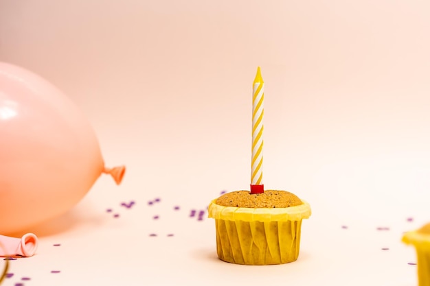 cupcake concept anniversaire sur fond rose avec bougie