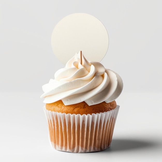 Un cupcake avec de la crème blanche et une plaque d'inscription sur un fond blanc