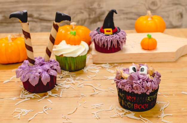 Cupcake décoré de glaçage au fromage à la crème et fondant pour la célébration d'Halloween