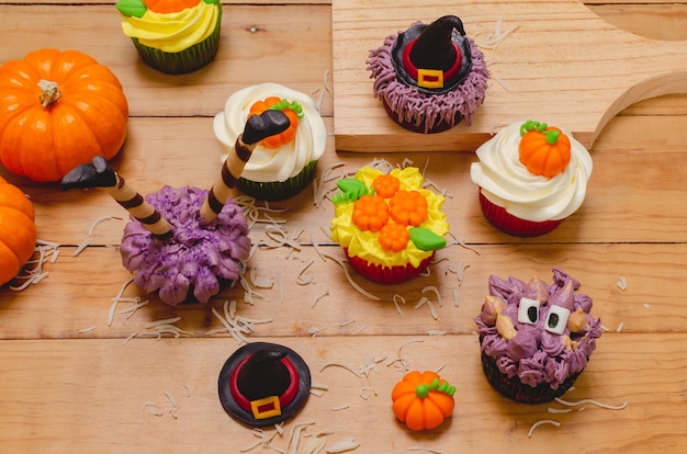 Cupcake décoré de glaçage au fromage à la crème et fondant pour la célébration d'Halloween