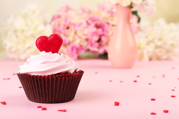 Cupcake délicieux pour la Saint-Valentin sur fond rose