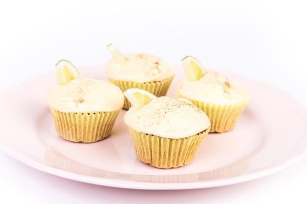 Cupcake dessert sucré avec crème au beurre isolé sur fond blanc