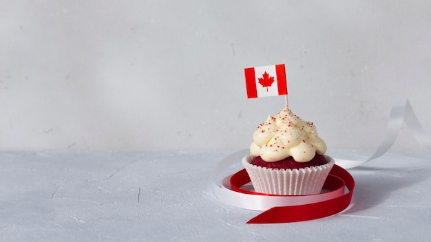 Cupcake avec drapeau de feuille d'érable canadien décoré de rubans célébration de la fête du canada